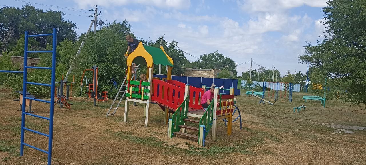 В п.Петровском детская площадка заиграла новыми красками.
