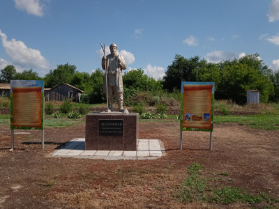 Памятник, основателю села Корнеевка.