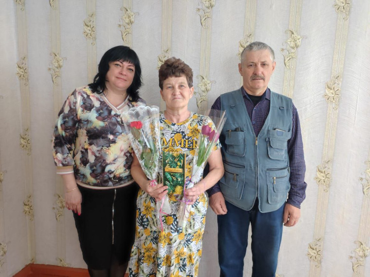 Поздравление главы Рукопольского МО С.В.Усовой матерей, погибших участников СВО. Поздравление главы Рукопольского МО С.В.Усовой матерей, погибших участников СВО.